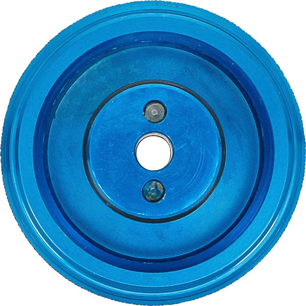 Drei Farbspraydosen in einem Werkzeughalter an einer Werkzeugwand.