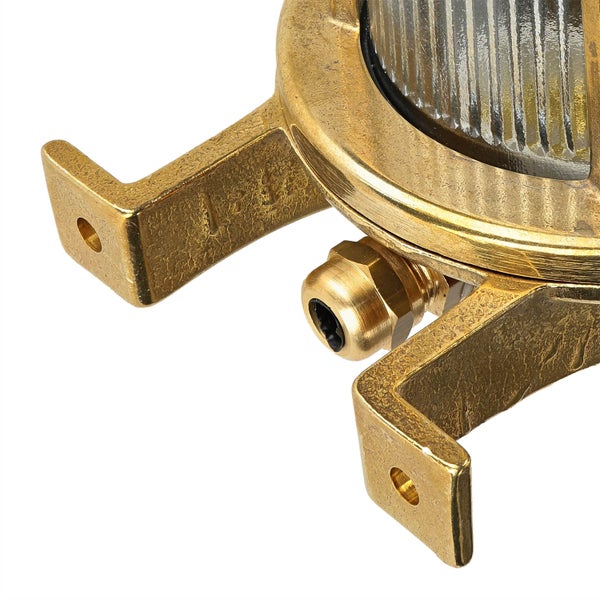 Detailansicht einer Schiffslampe mit Metallgehäuse und Montagehalterung