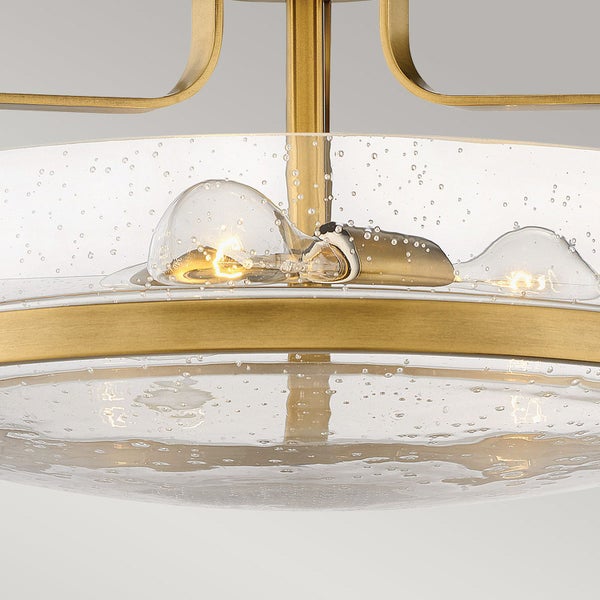 Detailaufnahme einer Deckenleuchte mit Glaskörper und Leuchtmitteln