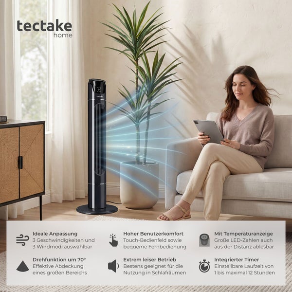 tectake home Logo. Turmventilator in hellem Wohnzimmer neben Zimmerpflanze und Frau auf Sofa. Details zu Timer, Drehfunktion und Geschwindigkeiten.