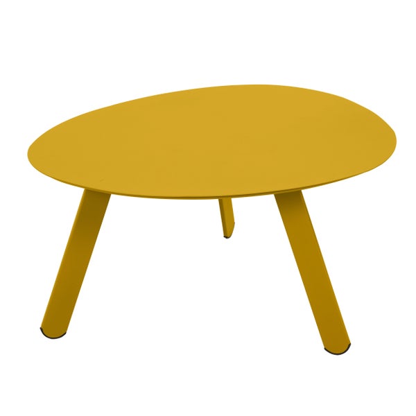 Gelber Couchtisch in organischer Form mit drei Beinen aus Metall.