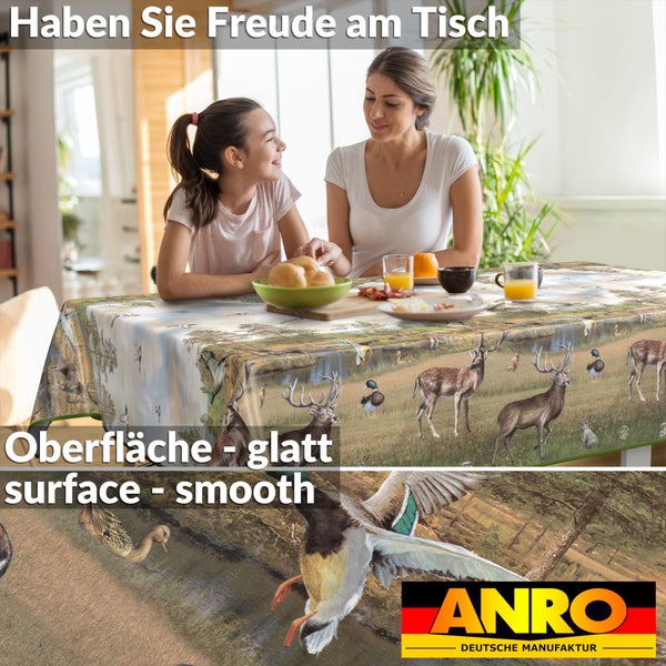 Tischdecke mit Wildmotiven und glatter Oberfläche auf einem Esstisch mit Mutter und Tochter