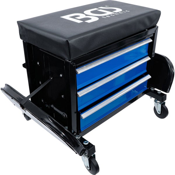 Mobiler schwarzer Werkstattsitz mit drei blauen Schubladen, gepolsterter Sitzfläche und Lenkrollen. BGS Technic Logo.