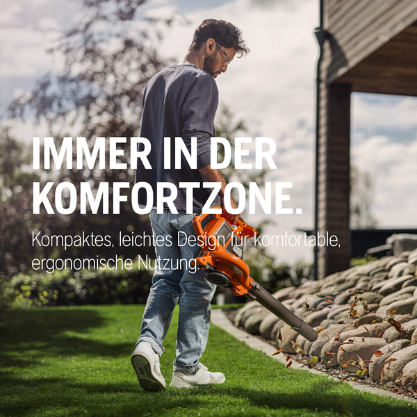 Mann verwendet einen Laubbläser im Garten.