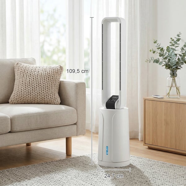 Moderner rotorloser Turmventilator in hellem Wohnzimmer neben Sofa. Maße: Höhe 109,5 Zentimeter, Breite 24,7 Zentimeter.