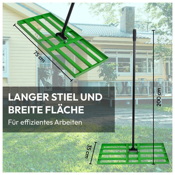 Rasenrakel mit langem Stiel und Metallgitterkopf. Maße: 200 Zentimeter Gesamthöhe, 75 Zentimeter Breite und 35 Zentimeter Tiefe.