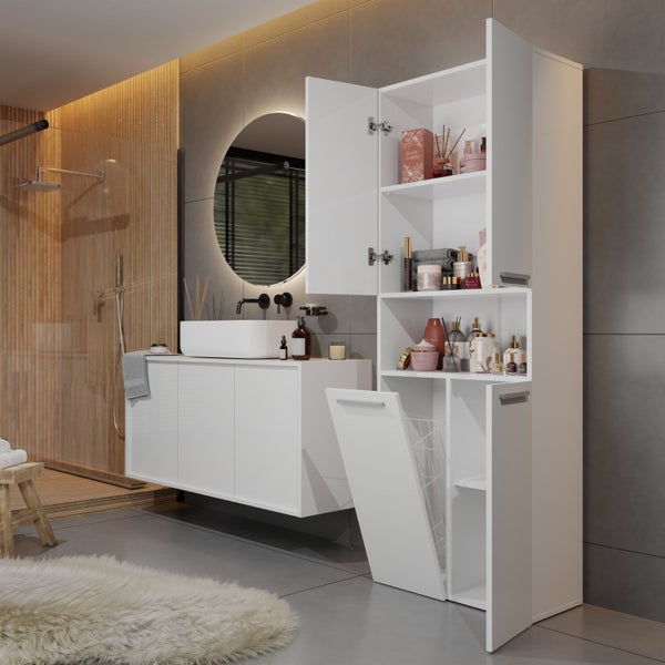 Modernes Badezimmer mit Waschbeckenunterschrank und offenem Hochschrank mit Wäschekippe