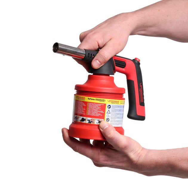 Gasbrenner mit Piezozündung in Händen