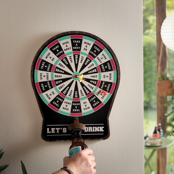 Magnetisches Dartboard Trinkspiel mit integriertem Flaschenöffner an der Wand, inklusive magnetischen Darts und verschiedenen Spielfeldern.