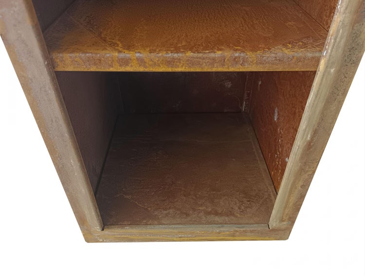 Metallregal mit zwei Ablagen