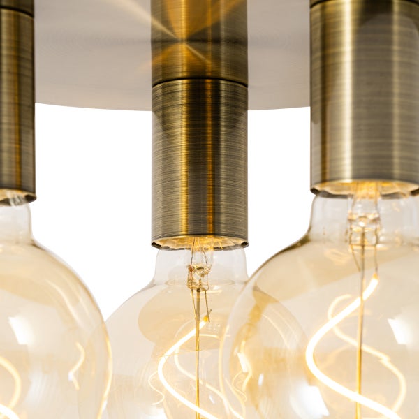 Detailansicht einer Deckenleuchte mit mehreren Glühbirnen