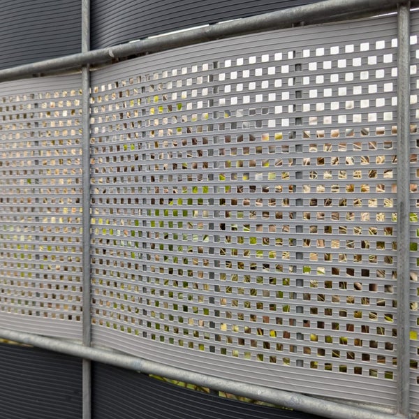 Element eines Sichtschutzzauns mit quadratischen Aussparungen