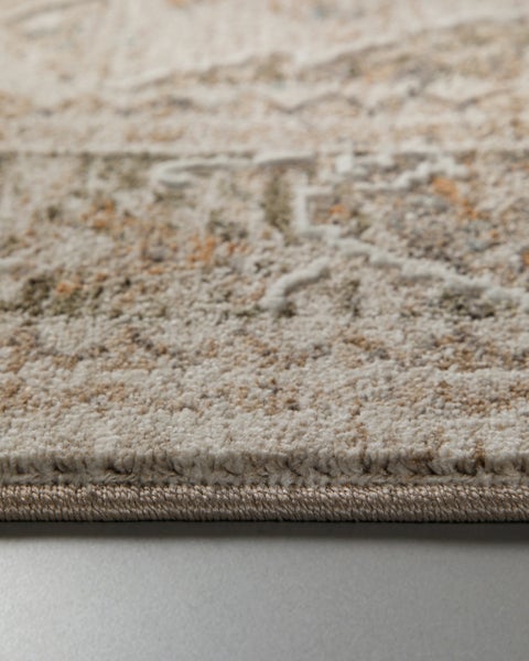 Nahaufnahme der Textur und des gekettelten Randes eines Teppichs mit Vintage-Muster.