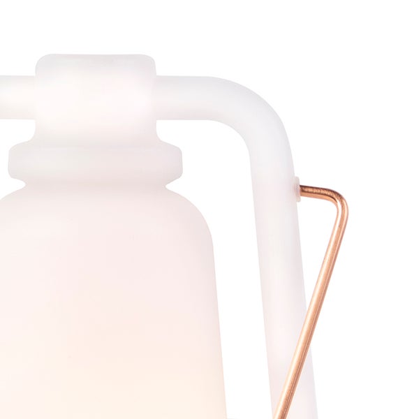 Detailansicht einer mattweißen Laterne mit einem kupferfarbenen Metallgriff.