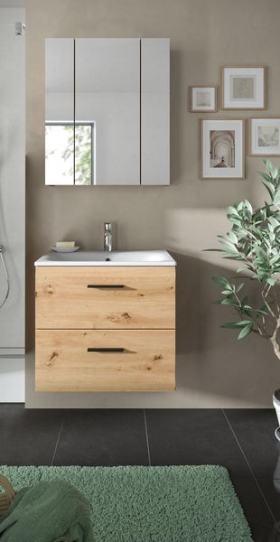 Modernes Badezimmermöbel-Set mit Waschtischunterschrank in Eichenoptik, schwarzen Griffen, Keramikwaschbecken und dreitürigem Spiegelschrank.