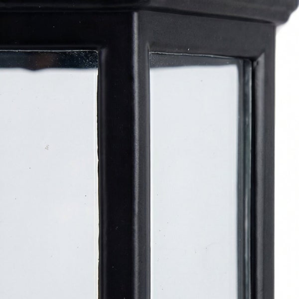 Detailansicht einer schwarzen Außenleuchte mit Glaseinsätzen