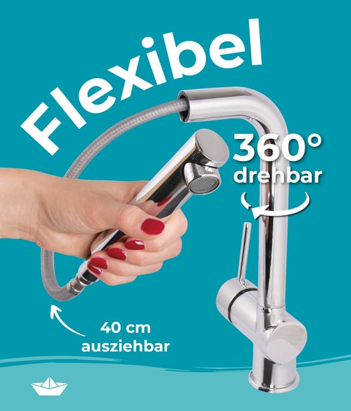 Doppelte Gartenbank aus Holz und Metall vor einer Holzwand und Grünpflanzen