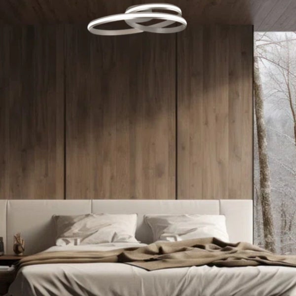 Schlafzimmer mit Doppelbett und moderner Deckenleuchte