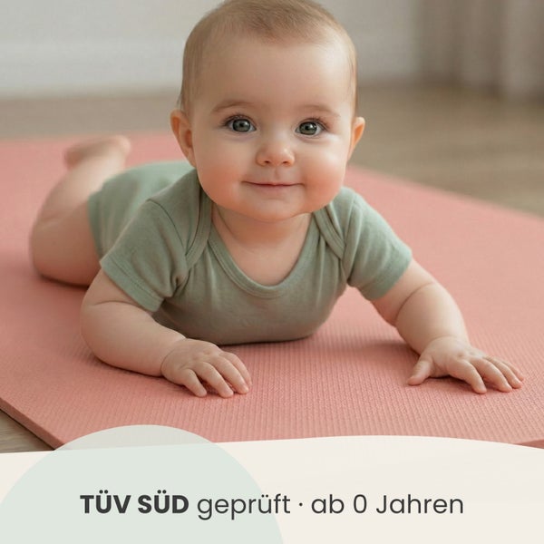 Baby auf einer Spielmatte mit TÜV SÜD Zertifizierung, geeignet für Kinder ab 0 Jahren.