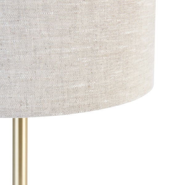 Detailaufnahme eines Lampenschirms aus Stoff auf einem Lampenfuß