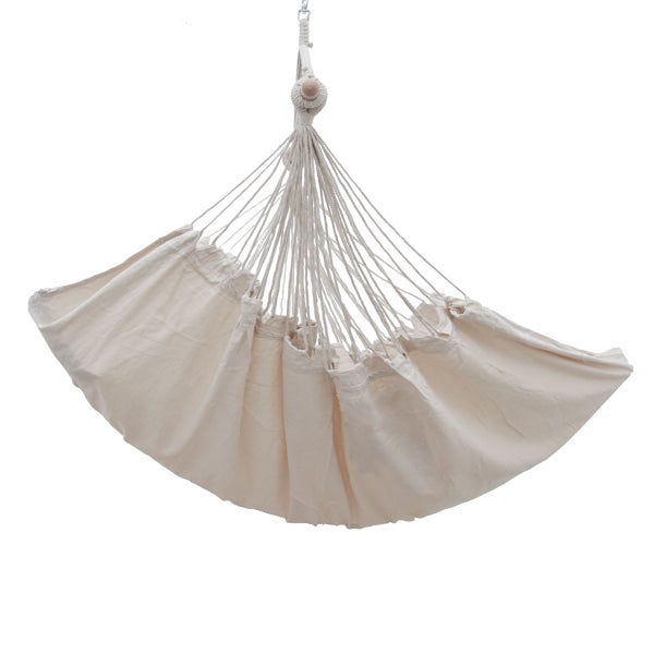 Nahaufnahme von natürlichem Baumwollstoff mit dem Siegel 100 Prozent natürliche Baumwolle