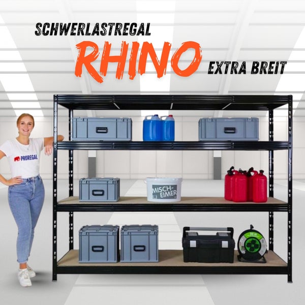 Schwerlastregal Rhino extra breit mit vier Ebenen, beladen mit Werkzeugkisten und Kanistern, inklusive Person für den Größenvergleich.
