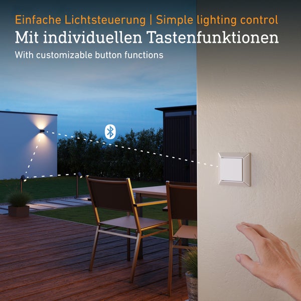 Außenbeleuchtung auf einer Terrasse bei Dämmerung gesteuert durch einen smarten Wandschalter mit Bluetooth Verbindung