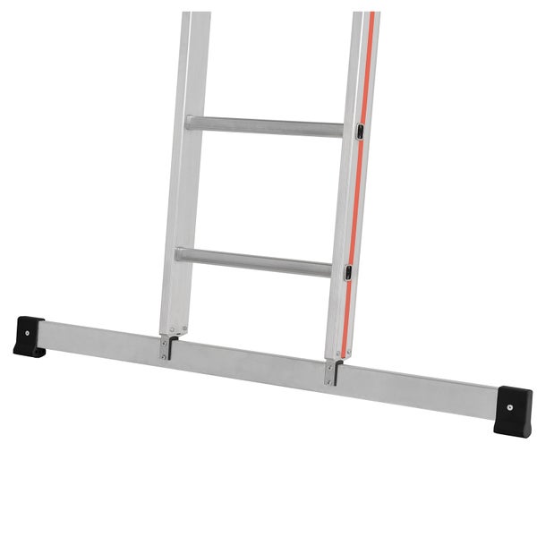 Detailansicht einer Aluminiumleiter mit breiter Traverse für sicheren Stand