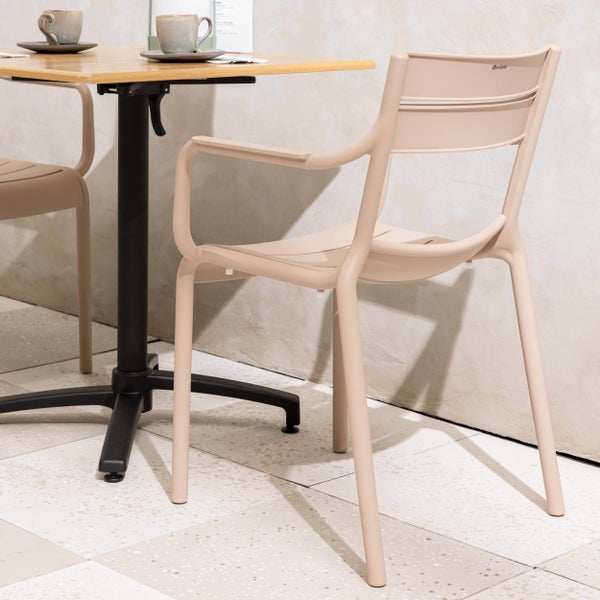 Moderner Gartenstuhl mit Armlehnen in Beige an einem Bistrotisch mit Holzplatte und schwarzem Metallfuß.