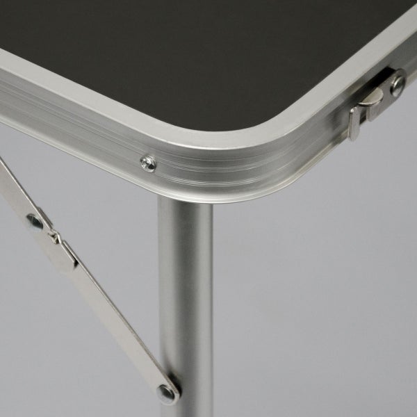 Detailansicht eines Klapptisches mit Aluminiumrahmen und Tischbein