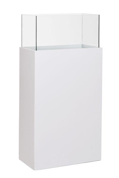 Dekoration mit Kerzen, Christbaumkugeln und Tannenzweig in Glasvitrine