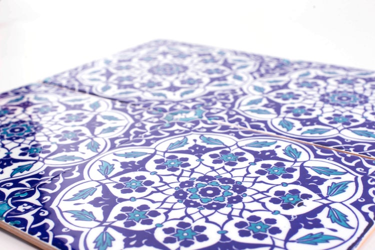 Dekorative Fliesen mit floralem Muster