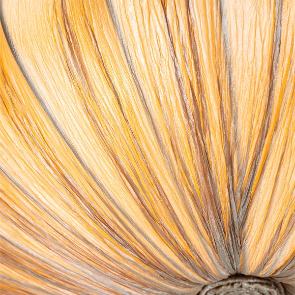 Nahaufnahme eines Lampenschirms aus plissiertem Stoff mit radialen Falten.