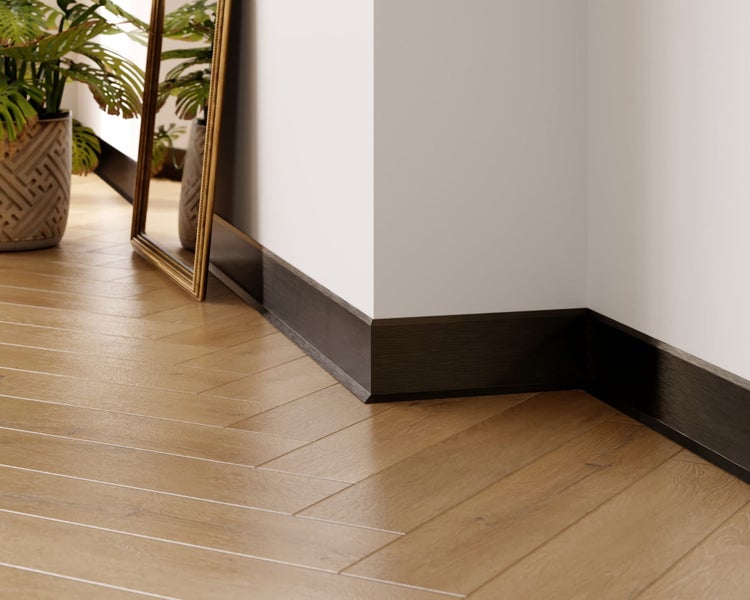 Szene mit Holzfußboden, Sockelleisten und Spiegel