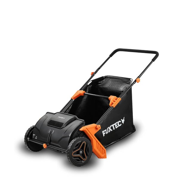 Fuxtec handgeführte Laubkehrmaschine mit schwarzem Auffangbehälter, Metallgriff und orangefarbenen Kunststoffelementen.