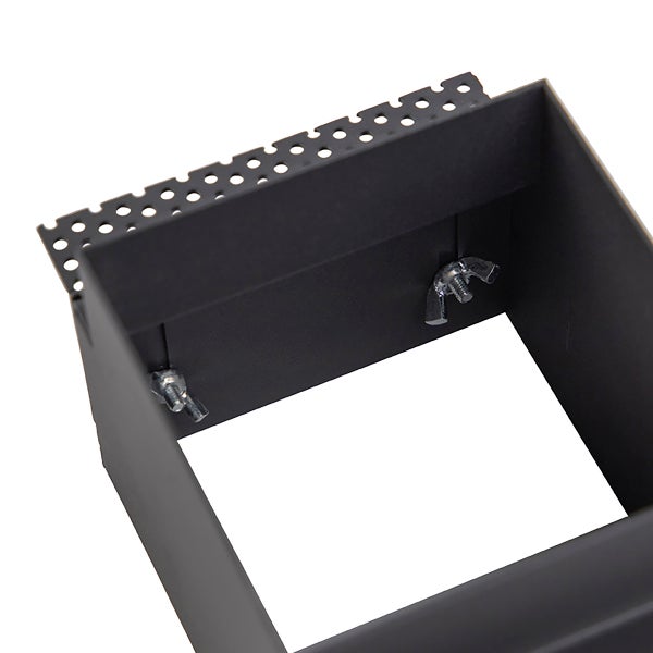 Einbaurahmen aus Metall mit perforierter Kante zur Befestigung und Flügelschrauben im Inneren.