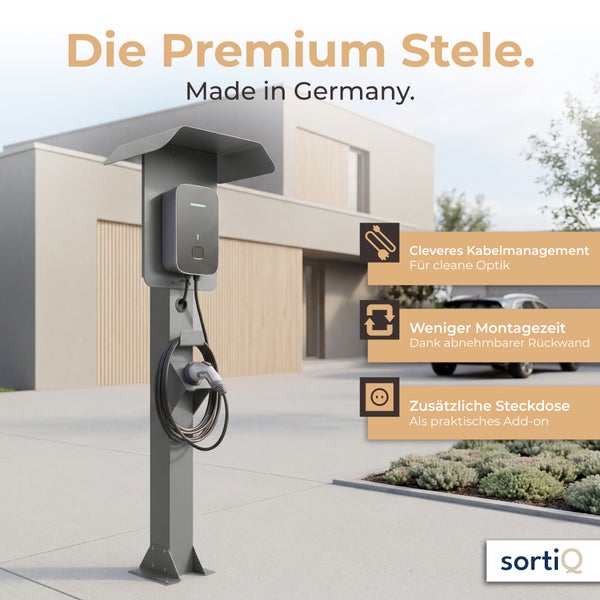 Freistehende Ladesäule für Elektroautos mit Schutzdach, Kabelhalterung, Kabelmanagement, schneller Montage und Zusatzsteckdose. sortiq Logo.