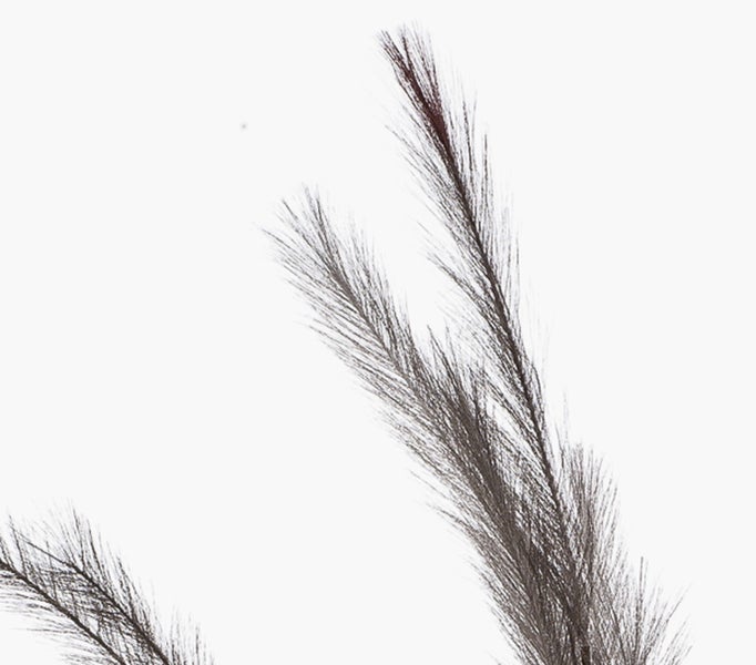 Künstlicher Farn mit fein gegliederten grünen Blättern in einem beigen Übertopf.