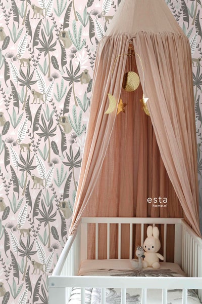 Kinderzimmer mit Babybett, Baldachin und Dschungeltapete