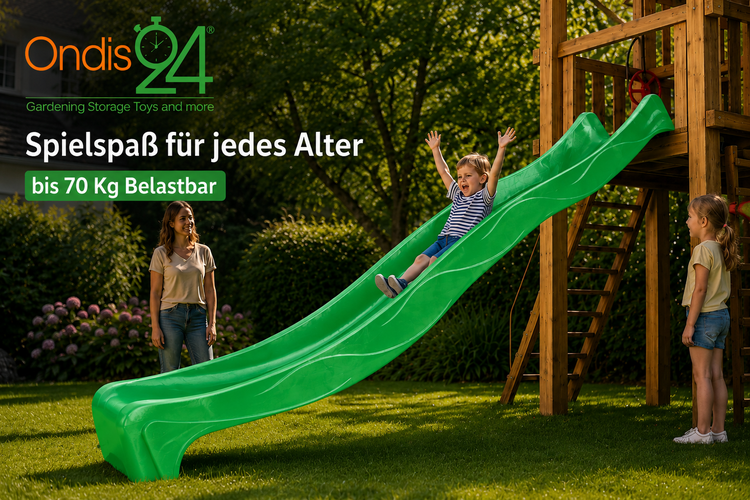 Ondis24 Wellenrutsche im Garten an einem Kletterturm aus Holz mit spielenden Kindern, belastbar bis 70 Kilogramm.