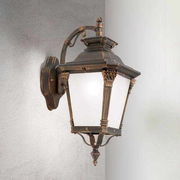 Klassische Außenwandleuchte in Laternenform aus Metall in Antik-Optik mit weißem Glas.