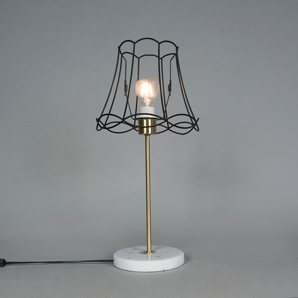 Tischleuchte mit Lampenschirm aus Metalldraht, goldenem Stab und rundem Marmorfuß.