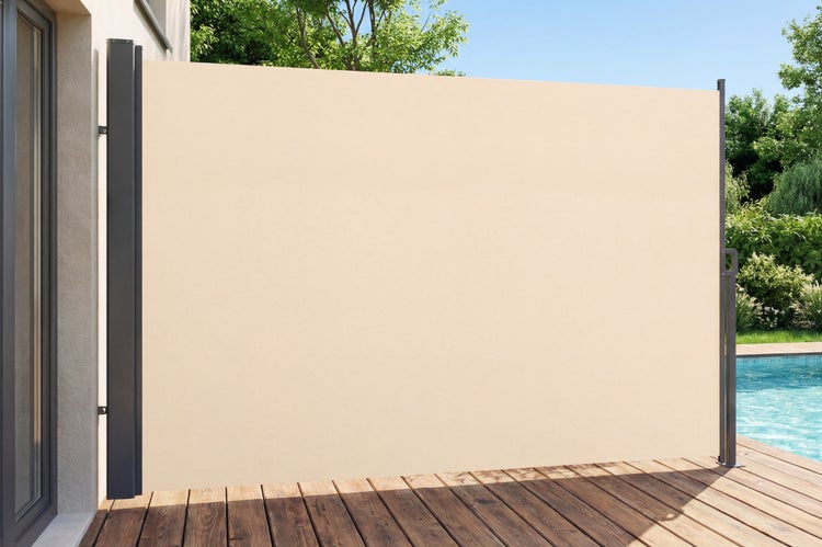 Ausgezogene Seitenmarkise als Sicht- und Windschutz auf einer Holzterrasse neben einem Pool.