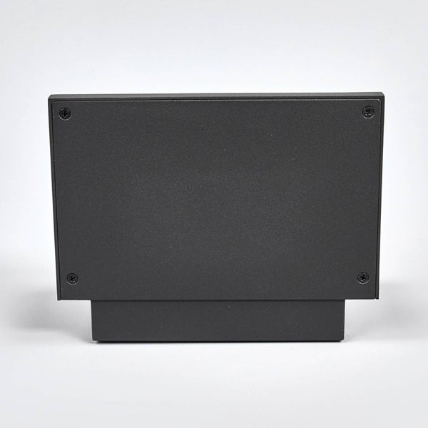 Rechteckige Außenwandleuchte aus Aluminium in Anthrazit mit vier Schrauben an der Frontseite.