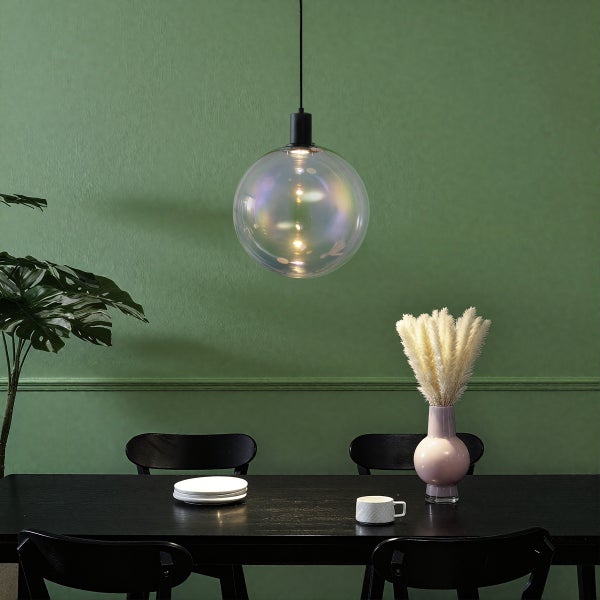 Szene mit einer Tischdekoration und einer Hängelampe mit einem transparenten Schirm.