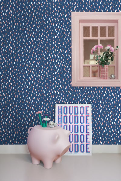 Zimmeransicht mit gemusterter Tapete, Fenster, Dekoration und Spardose