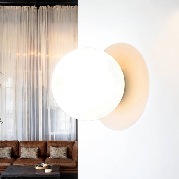 Wandleuchte mit runder Form vor Wohnzimmerkulisse