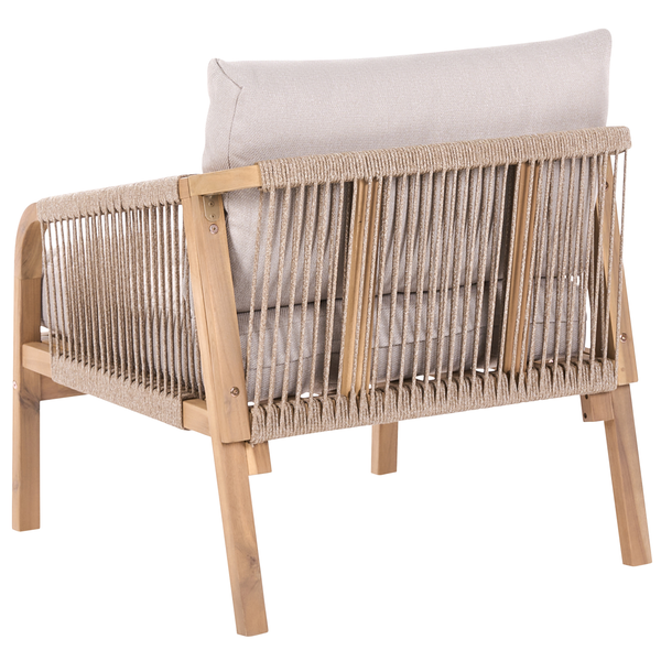 Garten-Loungesessel aus Holz mit Seilbespannung an Rückenlehne und Armlehnen sowie hellen Polstern, Rückansicht.