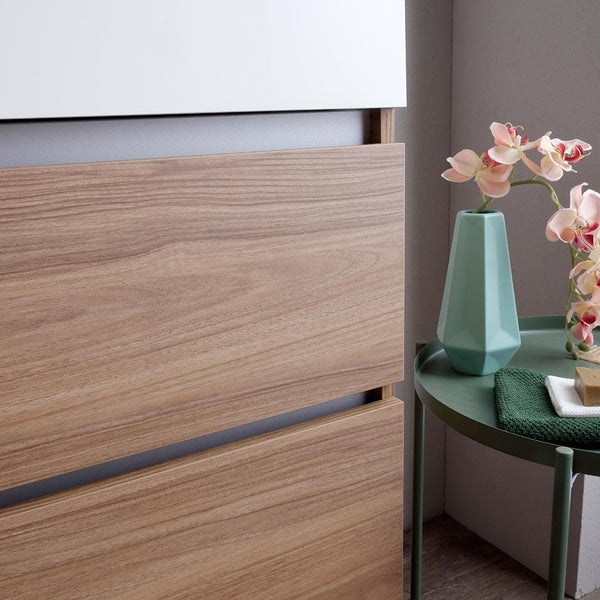 Badezimmer Szene mit Waschtisch und Dekoration