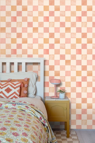 Schlafzimmer mit Bett und Nachttisch vor einer Wand mit Schachbrettmuster